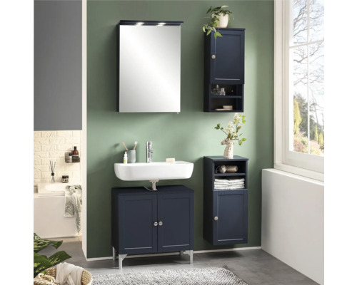 Badezimmer mit Waschtischunterschrank, Waschbecken, Spiegelschrank und Hochschränken