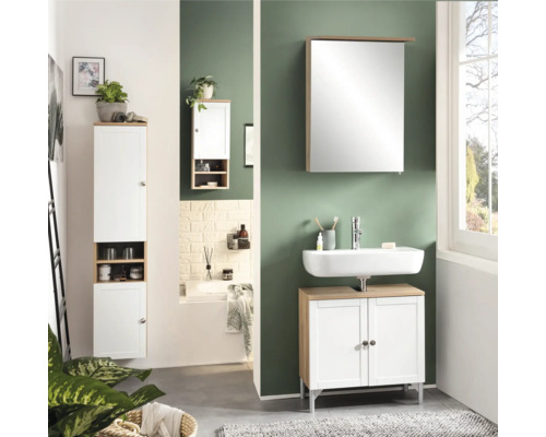 Badezimmer mit Waschbecken, Spiegelschrank und Hochschrank in Weiß und Holzoptik