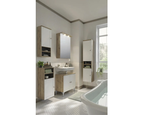 Badezimmer mit Waschtisch, Spiegelschrank, Hängeschrank und Badewanne