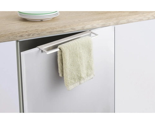 Küchenszene mit einem Handtuchhalter aus Metall an einer Schranktür und einem Handtuch