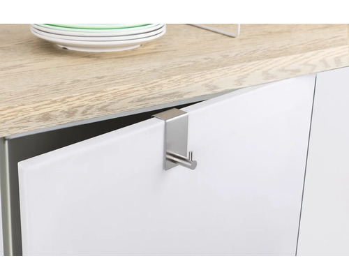 Türhaken aus Metall an einer Schranktür