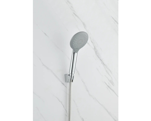 Handbrause mit Brauseschlauch an der Wand montiert