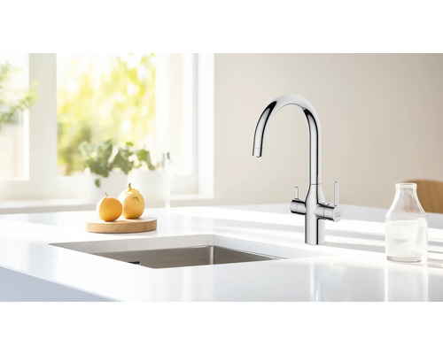 Küchenarmatur aus Metall auf einer Arbeitsplatte