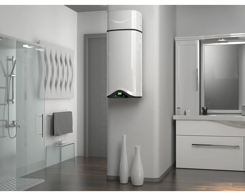 Modernes Badezimmer mit Warmwasserspeicher, Dusche und Waschtisch