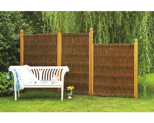 Szene mit Sichtschutzzaun aus Weide, Holzpfosten und Gartenbank im Freien