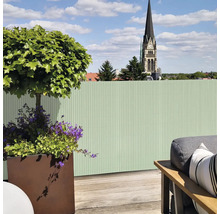 Terrasse mit Sichtschutzzaun und Bepflanzung