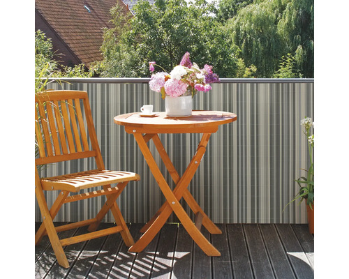 Balkonsichtschutz mit Holzmöbeln auf dem Balkon