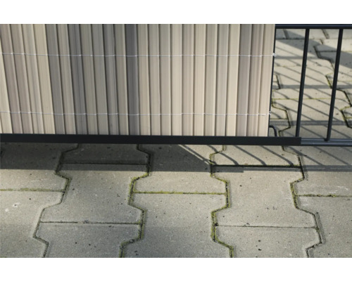 Detailansicht eines Sichtschutzzauns mit Kunststoffstreifen