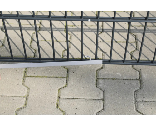 Detailansicht eines Zauns mit Montageleiste