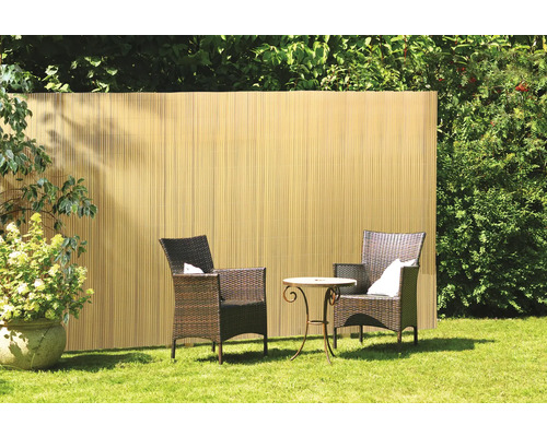 Sichtschutzzaun im Garten mit Gartenmöbeln