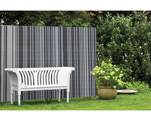 Gartenszene mit Sichtschutzzaun, Gartenbank und Blumentopf