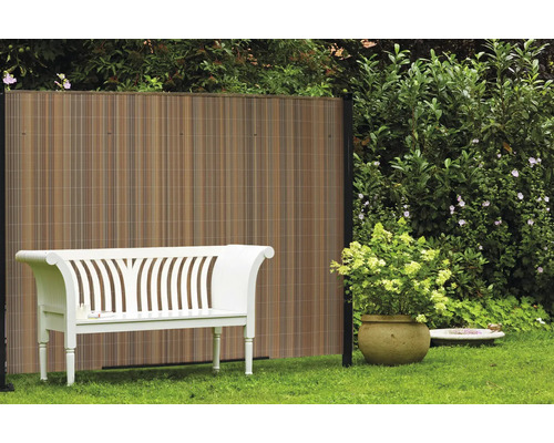 Gartenszene mit Sichtschutzzaun und Gartenbank