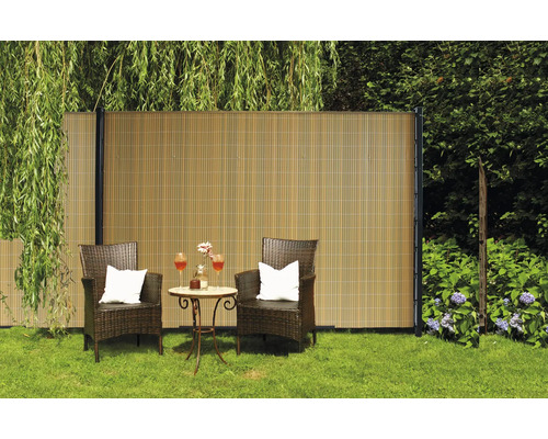 Blickschutzmatte aus Bambus mit zwei Stühlen und einem Tisch im Garten