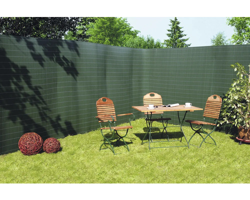 Gartenszene mit Sichtschutzzaun, Gartentisch und Stühlen auf Rasen