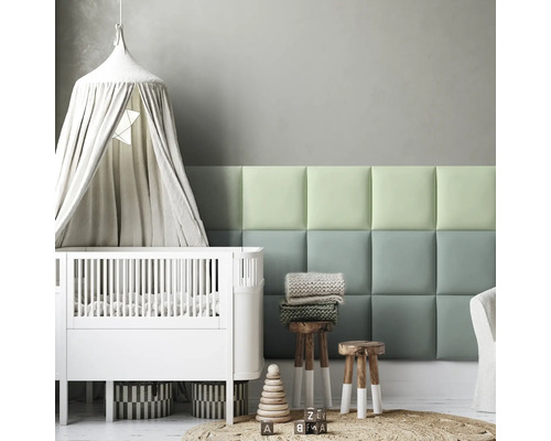 Kinderzimmer mit Kinderbett, Baldachin, gepolsterter Wand und Holzschemeln.