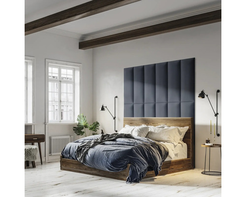 Schlafzimmer mit Holzbalken und Bett mit gestepptem Kopfteil