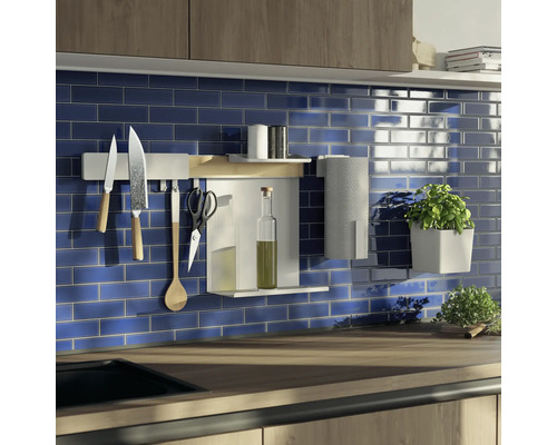 Küchenrückwand mit Küchenutensilien an einer magnetischen Halterung