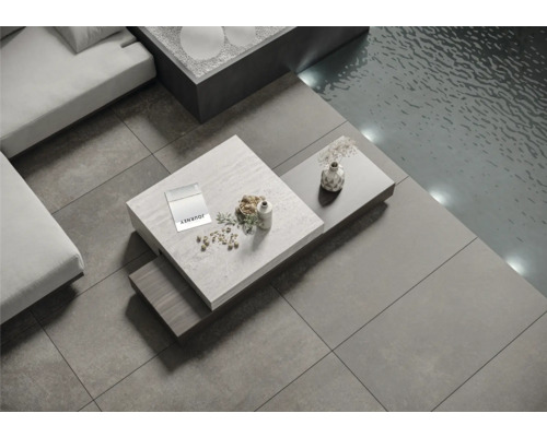 Beispiel einer Terrassengestaltung mit großformatigen Fliesen, Couch, Couchtisch und Pool