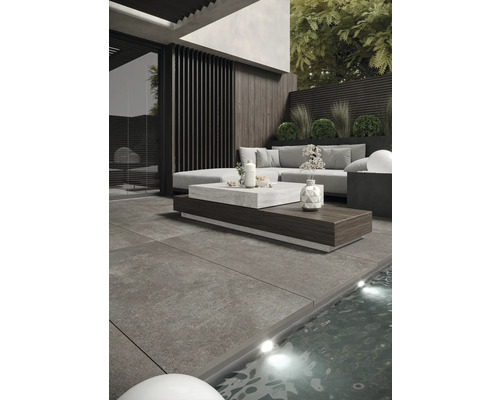 Modern gestaltete Terrasse mit Sitzgruppe, Couchtisch und Pool