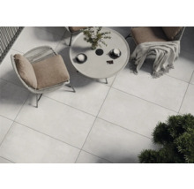 Szene mit Bodenfliesen, Gartenmöbeln und Dekoration