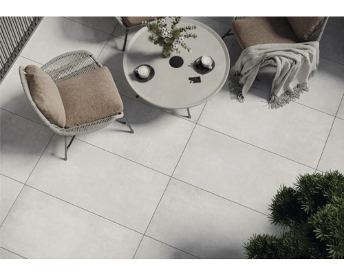 Szene mit Bodenfliesen, Gartenmöbeln und Dekoration