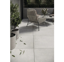 Terrasse mit hellen Fliesen, Sitzgruppe und Pflanzen