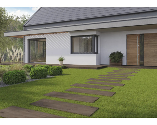 Einfamilienhaus mit Holzterrasse, Rasenfläche und Trittplattenweg