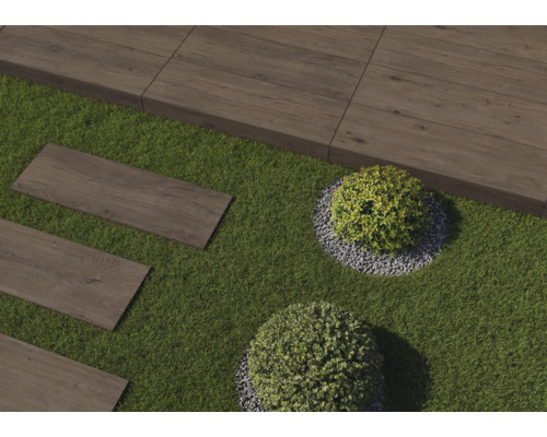 Gartengestaltung mit Rasen, Büschen und Holzfliesen