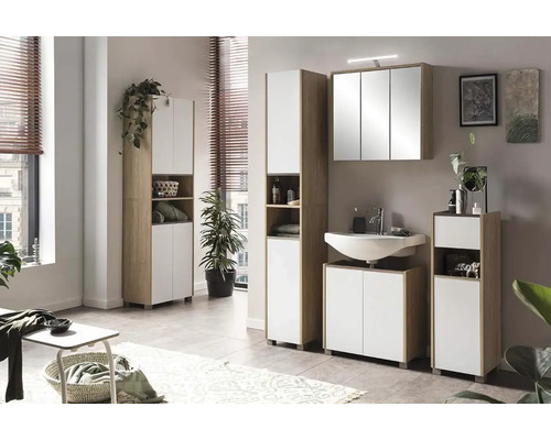 Badezimmer mit Waschbecken, Spiegelschrank und Hochschrank in hellem Holzdekor