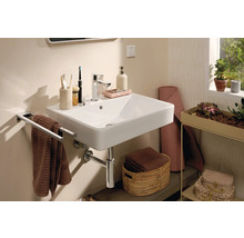Modernes Badezimmer mit Waschbecken, Handtuchhalter und dekorativen Elementen für ein stilvolles Ambiente