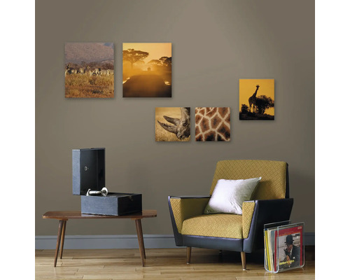 Wanddekoration mit afrikanischen Tiermotiven über Schallplattenspieler und Sessel