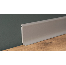 Sockelleiste aus Kunststoff an Wand und Holzboden