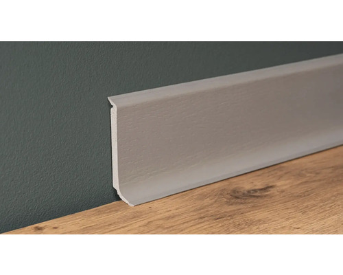 Sockelleiste aus Kunststoff an Wand und Holzboden