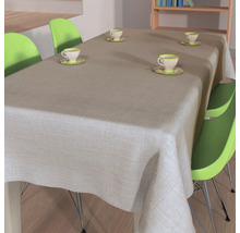 Esstisch mit Tischdecke und Teetassen