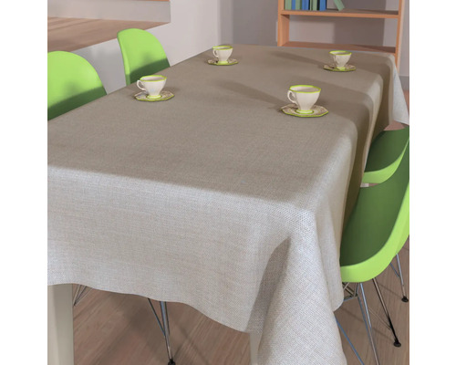 Esstisch mit Tischdecke und Teetassen