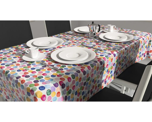 Tischgedeck mit einer Tischdecke mit Punktmuster