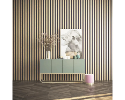 Heller Raum mit Wandpaneelen, Sideboard, Dekoration und Hocker