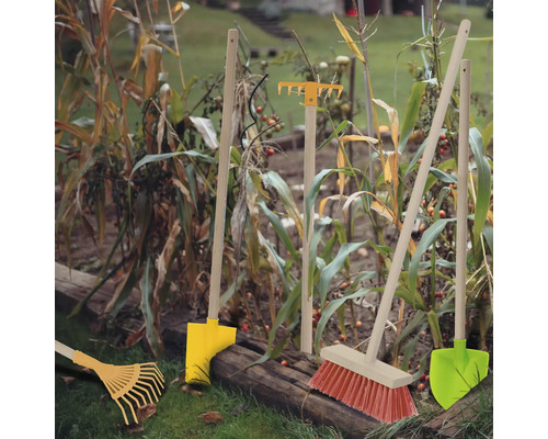 Gartenszene mit Rechen, Schaufel und Besen
