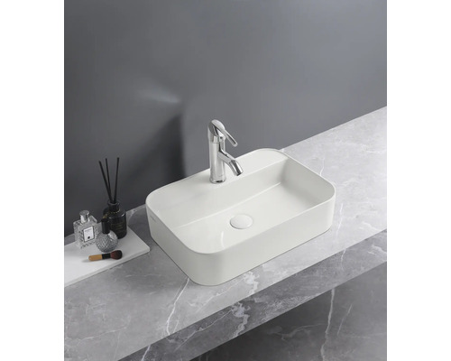 Aufsatzwaschbecken mit Armatur auf einer Waschtischplatte