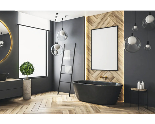 Modernes Badezimmer mit Badewanne, Leiterregal und runden Hängelampen