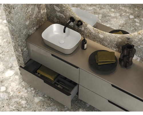 Modernes Badezimmer mit Waschtisch, Aufsatzwaschbecken und Spiegel