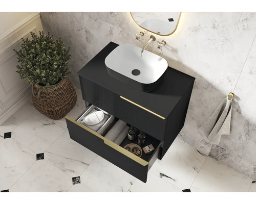 Modernes Badezimmer mit schwarzem Waschtischunterschrank, Aufsatzwaschbecken und geöffneter Schublade