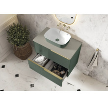Badezimmer mit Waschtischunterschrank, Aufsatzwaschbecken, Spiegel und geöffneter Schublade
