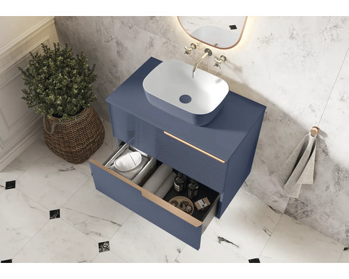 Badezimmer mit Unterschrank, Waschbecken und geöffneter Schublade