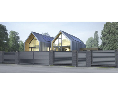 Modernes Haus mit grauer Zaunanlage und Solaranlage auf dem Dach