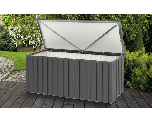 Geöffnete Gartentruhe aus Metall auf einer Holzterrasse