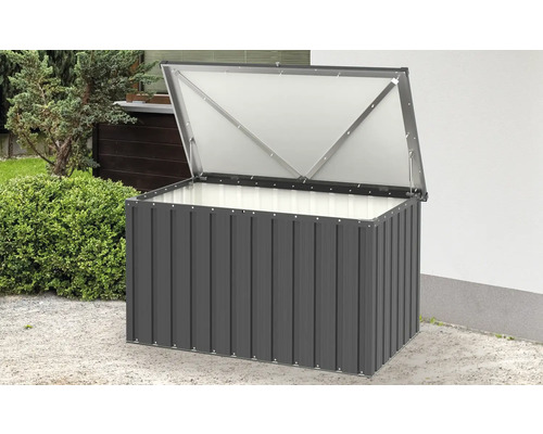 Geöffnete, graue Gerätebox aus Metall zur Aufbewahrung im Aussenbereich