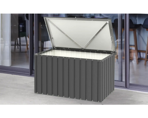 Geöffnete Aufbewahrungsbox aus Metall für den Außenbereich