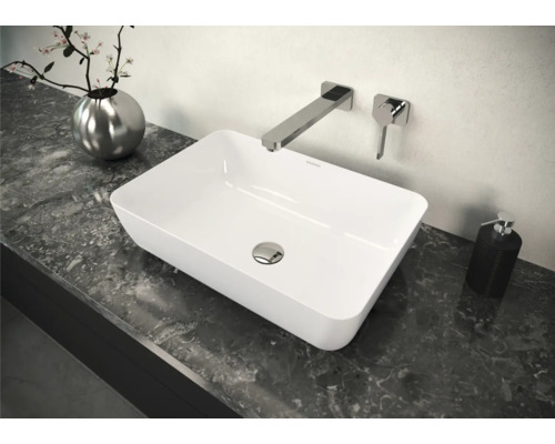 Aufsatzwaschbecken aus Keramik auf Waschtischplatte mit Armatur