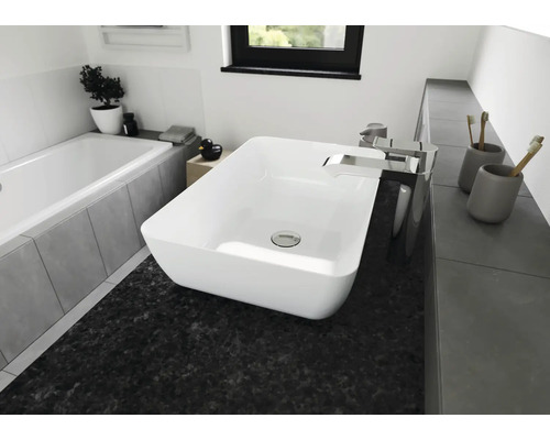 Badezimmer mit rechteckigem Aufsatzwaschbecken, Armatur und Badewanne